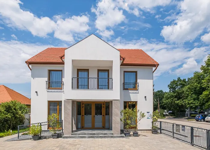 Fuered Centrum Panzio Nocleg ze śniadaniem 4*